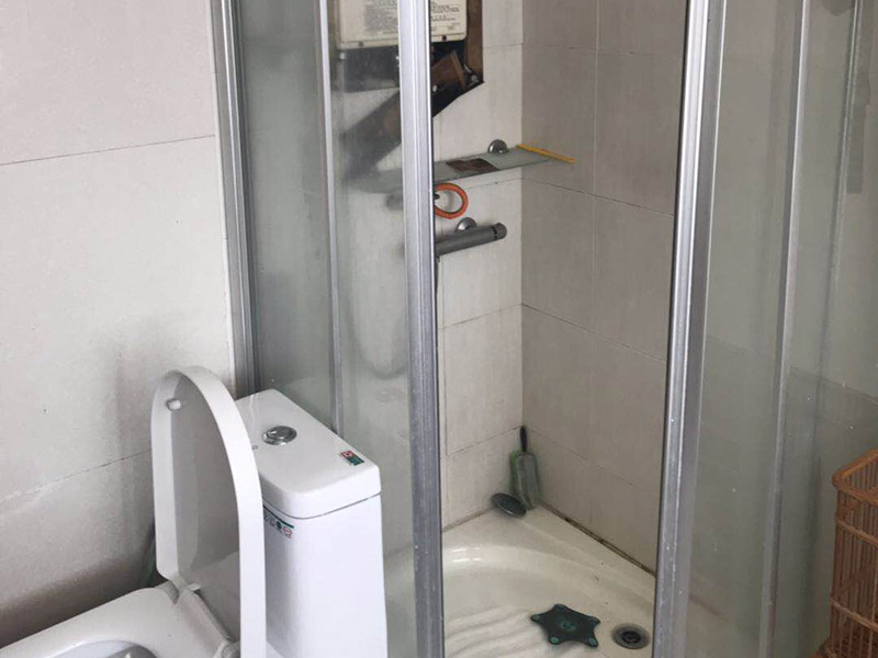 淋浴房維修：.如果淋浴房有底盆，那么首先將底盆安裝好。先將底盆零件組合起來(lái)，然后調(diào)節(jié)水平位置。底盆盆內(nèi)不能留有積水。底盆的軟管與地漏連接起來(lái)，并且連接牢固。框架結(jié)構(gòu)安裝好之后將玻璃嵌入，玻璃底部要夾緊鎖在底盆鉆孔位置，并用螺絲將其固定。頂管要安裝在玻璃上方，確定安裝位置用鉆機(jī)鉆孔，安裝好固定座后連接頂管。