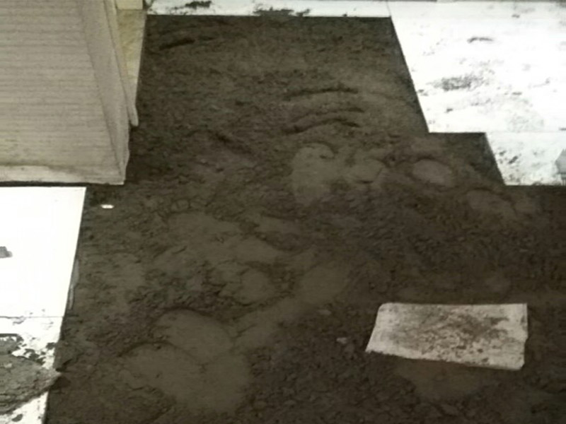瓷磚重新鋪貼：1、基層處理：把沾在基層上的浮漿、落地灰等用暫子或鋼絲刷清理掉，再用掃帚將浮土清掃干凈。2、找標高：根據(jù)水平標準線和設計厚度，在四周墻、柱上彈出面層的上平標高控制線。3、鋪設結合層砂漿：鋪設前應將基底濕潤，并在基底上刷一道素水泥漿或界面結合劑，隨刷隨鋪設攪拌均勻的干硬性水泥砂漿。4、鋪磚：將磚放置在于拌料上，用橡皮錘找平，之后將磚拿起，在干拌料上澆適量素水泥漿，同時在磚背面涂厚度約lnm的素水泥膏，再將磚放置在找過平的干拌料上，用橡皮錘按標高控制線和方正控制線坐平坐正。5、養(yǎng)護：當磚面層鋪貼完24h內應開始澆水養(yǎng)護，養(yǎng)護時間不得小于7d。