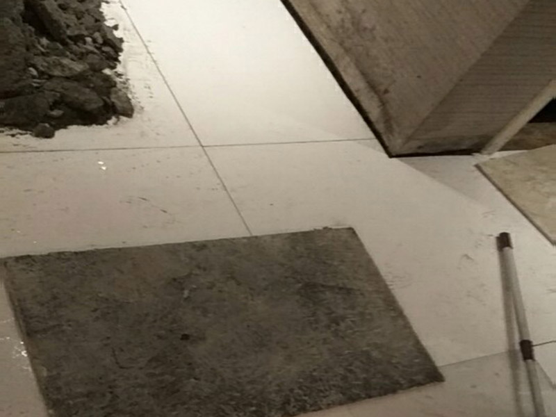 瓷磚重新鋪貼：1、基層處理：把沾在基層上的浮漿、落地灰等用暫子或鋼絲刷清理掉，再用掃帚將浮土清掃干凈。2、找標高：根據(jù)水平標準線和設計厚度，在四周墻、柱上彈出面層的上平標高控制線。3、鋪設結合層砂漿：鋪設前應將基底濕潤，并在基底上刷一道素水泥漿或界面結合劑，隨刷隨鋪設攪拌均勻的干硬性水泥砂漿。4、鋪磚：將磚放置在于拌料上，用橡皮錘找平，之后將磚拿起，在干拌料上澆適量素水泥漿，同時在磚背面涂厚度約lnm的素水泥膏，再將磚放置在找過平的干拌料上，用橡皮錘按標高控制線和方正控制線坐平坐正。5、養(yǎng)護：當磚面層鋪貼完24h內應開始澆水養(yǎng)護，養(yǎng)護時間不得小于7d。