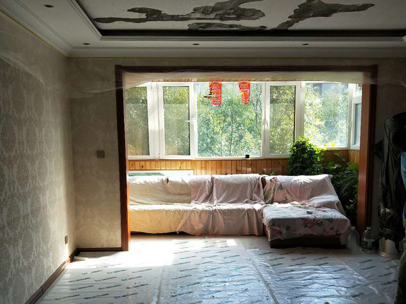 吊頂改造維修：吊頂施工的前期準備工作尤為重要，包括測量和選材等步驟，在正式施工前，工人先要用水平管來測量墻面彈的墨線是否水平，只有保證了基礎線的確實水平，才不會讓后來安裝的吊頂產生傾斜或存在高低落差。石膏板吊頂需要固定在牢固的木質龍骨框架上，因此之前對龍骨材料的仔細挑選就成為了必不可少的步驟，建議大家盡量選擇握釘力較好的松木材質。因為龍骨是木質的，因此必須注意防火，規范的做法是現在龍骨表面均勻涂刷防火涂料，等整根龍骨都見白了，再釘在墻上，這能保證其與墻壁接觸的地方也刷到防火涂料。