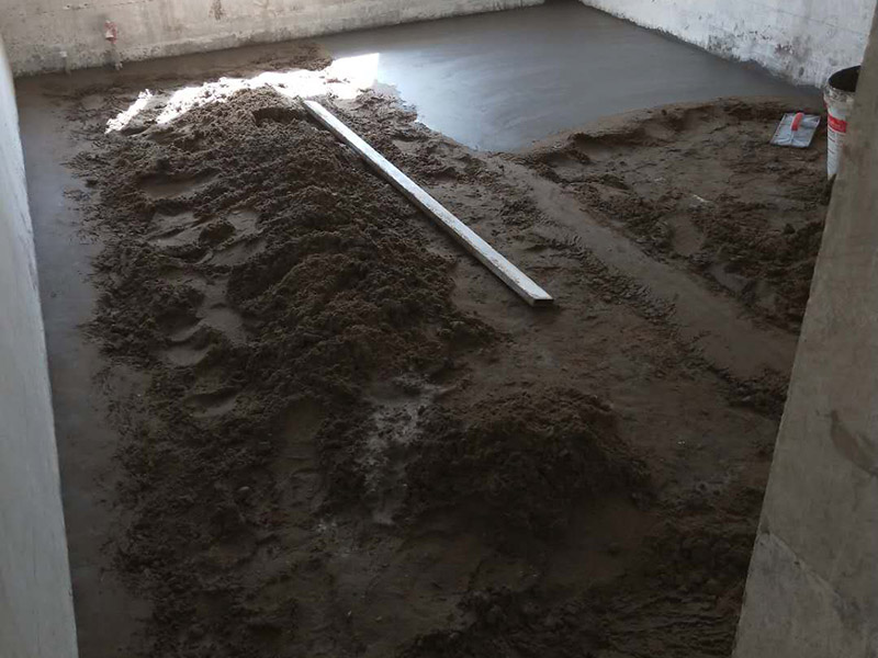 地面找平維修：水泥找平最傳統的地面找平方式，適合各種地面找平。先對地面基層打磨，尤其是凸起的地方，盡量打磨平齊;之后找地面的高度，并彈線標記;抹灰餅和標筋后，開始刷水泥砂漿，將地面全部鋪平;可使用木抹子將其搓平，確保平整，并用鐵抹子來壓光，通常要壓三遍，最后做地面養護等待自然干燥。選擇水泥砂漿地面找平，費用會比石膏地面找平貴一些。 若地面準備安裝地暖，選擇自流平來做地面找平最合適不過了。不僅地面找平薄(大約在2mm—5mm左右)，還不會對地暖的熱傳導有影響。若家中樓層較矮，選擇這種方式也合適。