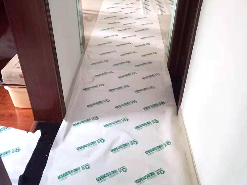 過道成品保護：各種裝修物料的進場以及各種建筑裝修垃圾的清理，都會經過入戶門，這些物品在搬運的過程中，難免會和入戶門發生磕碰，造成入戶門的磕碰劃傷，所以，第一個需要做好成品保護的地方就是入戶門。 在裝修開工前直到家具進場期間，都需要對入戶門進行保護！可以使用成品保護膜將門包裹。 地面瓷磚鋪貼完后，用成品保護膜覆蓋磚面，既可以防止裝修時的沙子磨傷地面，同時也能有效地防止油漆涂料等有色液體滴落磚面，造成地面污染。