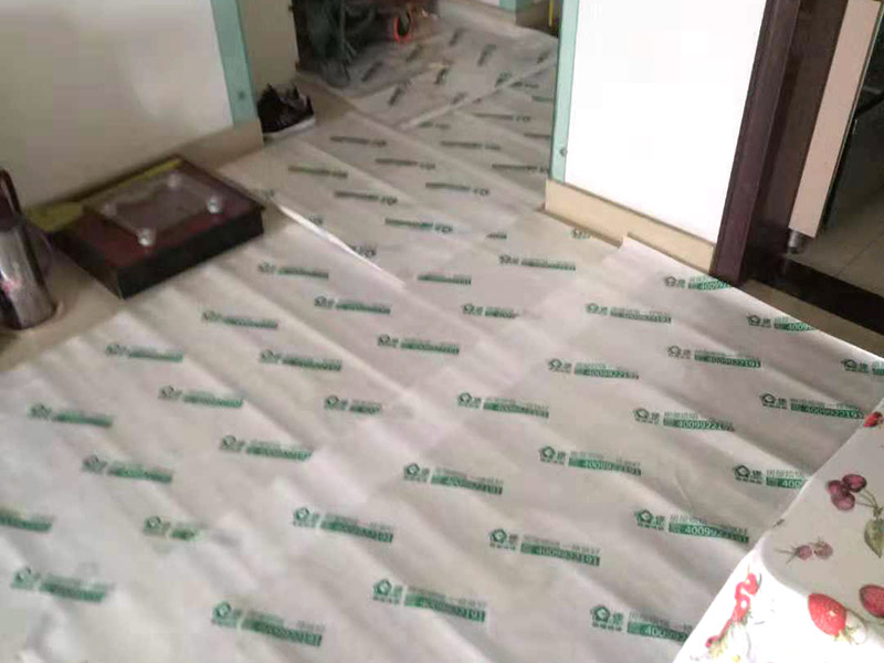 過道成品保護：各種裝修物料的進場以及各種建筑裝修垃圾的清理，都會經過入戶門，這些物品在搬運的過程中，難免會和入戶門發生磕碰，造成入戶門的磕碰劃傷，所以，第一個需要做好成品保護的地方就是入戶門。 在裝修開工前直到家具進場期間，都需要對入戶門進行保護！可以使用成品保護膜將門包裹。 地面瓷磚鋪貼完后，用成品保護膜覆蓋磚面，既可以防止裝修時的沙子磨傷地面，同時也能有效地防止油漆涂料等有色液體滴落磚面，造成地面污染。