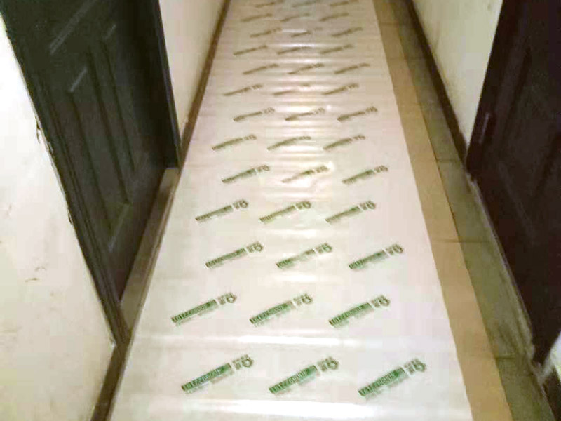 過道成品保護：各種裝修物料的進場以及各種建筑裝修垃圾的清理，都會經過入戶門，這些物品在搬運的過程中，難免會和入戶門發生磕碰，造成入戶門的磕碰劃傷，所以，第一個需要做好成品保護的地方就是入戶門。 在裝修開工前直到家具進場期間，都需要對入戶門進行保護！可以使用成品保護膜將門包裹。 地面瓷磚鋪貼完后，用成品保護膜覆蓋磚面，既可以防止裝修時的沙子磨傷地面，同時也能有效地防止油漆涂料等有色液體滴落磚面，造成地面污染。