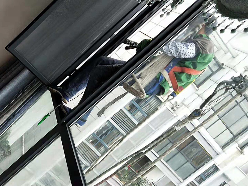 外墻窗戶打膠：在給斷橋鋁門窗打膠的時候，如果需要在室外才能打膠的話，必須在室外打膠，因為如果勉強在室內進行打膠的話，顯然打出來的膠會不均勻，這樣就起不到防水的作用了。其次，在給斷橋鋁門窗打膠的時候，需要將斷橋鋁門窗邊上的膠帶給處理掉，不要粘在上面就進行打膠防水了，這個也是比較重要的，否則時間久了之后，膠帶脫膠，防水效果就沒有了。之后，在給斷橋鋁門窗打膠的時候，盡可能的使用滿膠，然后用上另外一罐膠繼續打，這樣打不出來不美觀之外，還會出現氣泡，防水效果極差。接著，在給斷橋鋁門窗打膠之前，適當的修復一下需要打膠的位置，尤其是有一些水泥等藏起來的物體，因為那是會影響打膠后的效果的，需要處理好再打膠，效果會好很多。最后，需要處理掉周圍多余的膠，如果出現明顯的氣孔的話，我們只能適當補膠，需要用小的頭子來補膠。