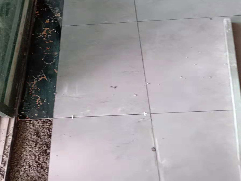 客廳地磚鋪貼：鋪貼的工具包括橡膠錘和粘結(jié)劑。在進(jìn)行施工之前先把所需要的這些材料都整理好放在一旁備用；基層的處理工作對(duì)瓷磚的平整度有很大的影響，對(duì)于基層要做好清潔工作，還有找平工作。放樣：在進(jìn)行瓷磚的鋪貼工作之前還事先找好垂直線，這樣可以在鋪貼的時(shí)候找到瓷磚的水平線，讓瓷磚鋪貼的更加的平整。粘結(jié)劑加水?dāng)嚢杈鶆颍o置10分鐘之后就可以使用。將瓷磚表面的浮灰清除，再在瓷磚背面均勻的涂抹上粘結(jié)劑，按照預(yù)鋪的順序?qū)⒋纱u鋪貼在地面上，最后用橡膠錘輕輕拍打至服帖齊整。