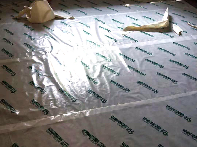 墻面起霉空鼓維修：確定空鼓的具體位置，用粉筆畫(huà)出切割線(xiàn)，切割線(xiàn)比空鼓部位寬出不少于100mm。切割線(xiàn)必須整潔規(guī)范，做成長(zhǎng)方形或正方形。畫(huà)好切割線(xiàn)后用砂輪切割機(jī)切開(kāi)，禁止未切割就直接打鑿。打鑿必須干凈，清理到基層。掛鋼絲網(wǎng)，噴霧器灑水濕潤(rùn)。先在底面及四周刷801膠素水泥漿一遍，12小時(shí)內(nèi)進(jìn)行噴水養(yǎng)護(hù)不少于3天。分兩次用和原面層相同材料的1:2水泥砂漿填補(bǔ)并搓平。修補(bǔ)完后用噴霧器噴水養(yǎng)護(hù)不少于3天。