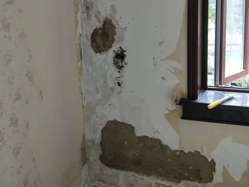 墻面起霉空鼓維修：確定空鼓的具體位置，用粉筆畫(huà)出切割線(xiàn)，切割線(xiàn)比空鼓部位寬出不少于100mm。切割線(xiàn)必須整潔規(guī)范，做成長(zhǎng)方形或正方形。畫(huà)好切割線(xiàn)后用砂輪切割機(jī)切開(kāi)，禁止未切割就直接打鑿。打鑿必須干凈，清理到基層。掛鋼絲網(wǎng)，噴霧器灑水濕潤(rùn)。先在底面及四周刷801膠素水泥漿一遍，12小時(shí)內(nèi)進(jìn)行噴水養(yǎng)護(hù)不少于3天。分兩次用和原面層相同材料的1:2水泥砂漿填補(bǔ)并搓平。修補(bǔ)完后用噴霧器噴水養(yǎng)護(hù)不少于3天。