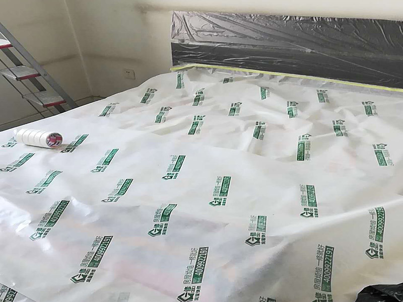臥室局部改造：老房子裝修是工首步驟，也是最重要的步驟，就是拆改,拆除一些不必要的墻體，改造房屋結構和水電；刮膩子，第一遍刮石膏，硬度好，附著力好干了不容易開裂收縮，填充力好，能堵住墻體上小 眼眼，干了后就不能再出現小眼眼了；第二遍刮的重點就是找平，第三遍進行修補。
