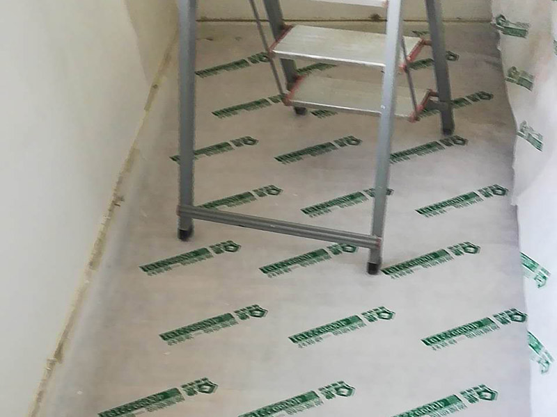 臥室局部改造：老房子裝修是工首步驟，也是最重要的步驟，就是拆改,拆除一些不必要的墻體，改造房屋結構和水電；刮膩子，第一遍刮石膏，硬度好，附著力好干了不容易開裂收縮，填充力好，能堵住墻體上小 眼眼，干了后就不能再出現小眼眼了；第二遍刮的重點就是找平，第三遍進行修補。