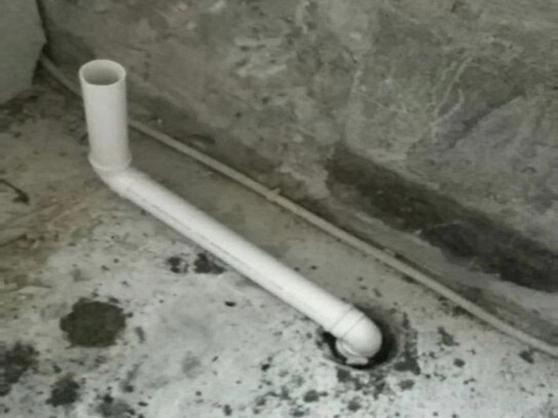 水泥板包水管：用水泥磚砌起來。有的地方用紅磚，這個是瓦工的工作，就是貼磚的師傅壘起來的，先用水泥磚把管子包起來，然后在水泥磚上貼瓷磚，可以做到和墻面瓷磚一體的效果，可以完美的把管子包裹起來，可以先把管子用隔音棉包裹，也可以在管子和灰磚縫隙處用發泡膠填充起到隔音的作用，堅固耐用，缺點就是灰磚較厚，貼上墻磚后，會比原來厚很多，比較臃腫，會占用一部分空間。 用水泥板包裹，就是用成品的直角水泥板包裹，在外面貼墻磚，和墻面一提，好處是比磚砌的薄，占空間小，但是水泥板需要龍骨固定，木龍骨和輕鋼龍骨易腐蝕變形，后期墻磚易開裂，檢修口不好留。 木龍骨封石膏板，這是木工活，這種方法基本上不用了，就是用木龍骨打框架，用自攻絲封石膏板。就和做石膏板吊頂一樣的工藝，但石膏板遇水汽容易解體，不安全，防水石膏板也是石膏板。