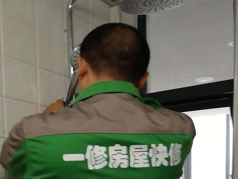衛(wèi)浴掛件安裝：1、確定好掛架的安裝位置并標(biāo)注好，為了掛件具有更好的效果，應(yīng)該避免在墻柱上安裝掛件。確定安裝位置以后，在安裝墊上標(biāo)記出掛件底座安裝時(shí)需要對(duì)應(yīng)的螺孔位置。 2、在標(biāo)注好的螺孔位置點(diǎn)用電鉆打孔，打孔的直徑最好比需要安裝的螺絲釘直徑大，留一點(diǎn)空隙方便接下來的安裝工作。 3、將五金掛件對(duì)應(yīng)的塑料膨脹管插入到鉆孔內(nèi)，再用不銹鋼螺絲釘旋轉(zhuǎn)固定好底座，再將掛件套在底座上，擰緊螺釘固定好掛件即可完成。