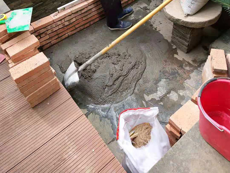 陽臺花壇裝修：首先、處理好要露臺基面。把基面處理成堅固、平整、干凈，無灰塵、油膩、蠟等以及其它碎屑物質；基面有孔隙、裂縫、不平等缺陷的，須預先用水泥砂漿修補抹平，確保基面充分濕潤，但無明水； 第二、選擇適合家裝的防水材料。防水材料建議選擇柔嫩型的聚合物水泥基防水涂/漿料，即市場上名稱為：柔韌型、JS防水涂/漿料，這類產品是水性涂料、無毒無害無污染、施工簡單快捷、和水泥基材粘接緊密、使用壽命長、防水效果強、價格適中等顯著特點。選用質量佳口碑好的品牌，如：雷邦仕防水漿料、德高防水涂料等。 第三 、注意防水要施工到位。做好坡度3°的排水坡；柔韌型的防水涂料前后兩次呈“十”字涂刷兩遍，總厚度不超過2㎜； 第四 、做好保護層。在做好的防水層上做水泥砂漿保護層或粘貼瓷磚。