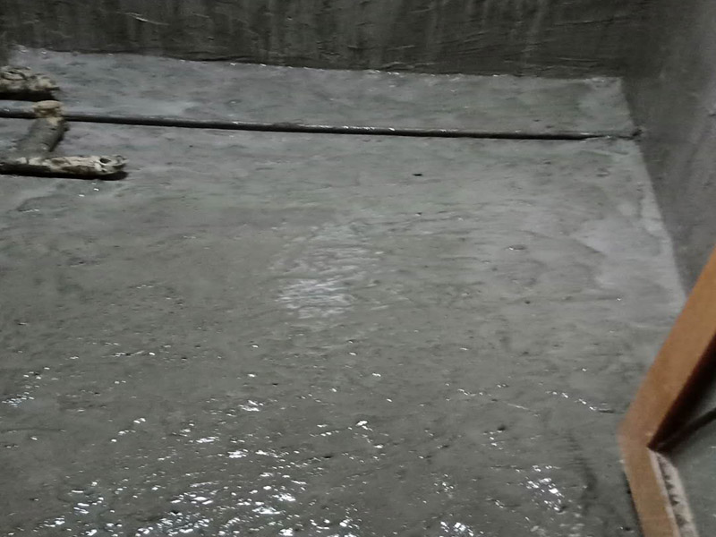 墻面地面防水涂刷：第一步：清理墻面和地面 在涂刷防水涂層之前，先要清理墻面和地面，同時要用連接的氣泵皮管吹盡陰角處的浮沉。 第二步：刷防水涂料 刷防水涂料時先刷墻角部位，交接處應有200mm，不得有漏刷情況。 墻角涂刷完成后涂刷墻體：第一遍涂刷墻面時，應上下縱向涂刷，第二遍涂刷墻體，應左右橫向涂刷。注意、第二遍防水涂料間需要有一定時間間隔，待遍涂料干透后才能進行第二遍，具體時間視涂料而定。 第三步：閉水試驗 在涂刷完防水涂料后，不能立刻貼瓷磚，還必須進行防水測試。 防水測試具體方法是：堵住衛生間排水口、地漏等，然后將衛生間積水2~3cm。24小時后到樓下查看是否有水滲漏，一旦發現有滲水痕跡，必須馬上返工。
