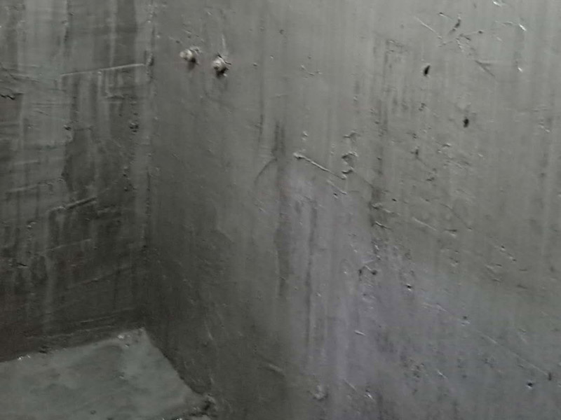 墻面地面防水涂刷：第一步：清理墻面和地面 在涂刷防水涂層之前，先要清理墻面和地面，同時要用連接的氣泵皮管吹盡陰角處的浮沉。 第二步：刷防水涂料 刷防水涂料時先刷墻角部位，交接處應有200mm，不得有漏刷情況。 墻角涂刷完成后涂刷墻體：第一遍涂刷墻面時，應上下縱向涂刷，第二遍涂刷墻體，應左右橫向涂刷。注意、第二遍防水涂料間需要有一定時間間隔，待遍涂料干透后才能進行第二遍，具體時間視涂料而定。 第三步：閉水試驗 在涂刷完防水涂料后，不能立刻貼瓷磚，還必須進行防水測試。 防水測試具體方法是：堵住衛生間排水口、地漏等，然后將衛生間積水2~3cm。24小時后到樓下查看是否有水滲漏，一旦發現有滲水痕跡，必須馬上返工。