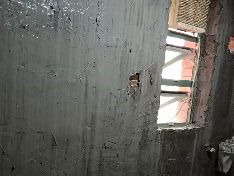 墻面地面防水涂刷：第一步：清理墻面和地面 在涂刷防水涂層之前，先要清理墻面和地面，同時要用連接的氣泵皮管吹盡陰角處的浮沉。 第二步：刷防水涂料 刷防水涂料時先刷墻角部位，交接處應有200mm，不得有漏刷情況。 墻角涂刷完成后涂刷墻體：第一遍涂刷墻面時，應上下縱向涂刷，第二遍涂刷墻體，應左右橫向涂刷。注意、第二遍防水涂料間需要有一定時間間隔，待遍涂料干透后才能進行第二遍，具體時間視涂料而定。 第三步：閉水試驗 在涂刷完防水涂料后，不能立刻貼瓷磚，還必須進行防水測試。 防水測試具體方法是：堵住衛生間排水口、地漏等，然后將衛生間積水2~3cm。24小時后到樓下查看是否有水滲漏，一旦發現有滲水痕跡，必須馬上返工。