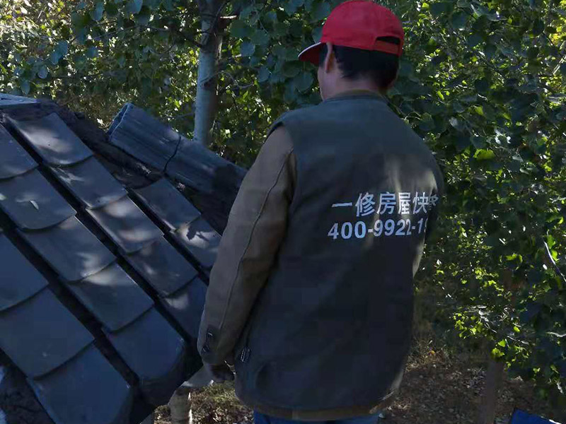 屋頂裝飾瓦安裝：做仿古瓦屋脊一般有三種方法：第一、像作平瓦屋脊一樣，將瓦一片一片地從一個山頭鋪筑到另一個山頭;第二、將瓦片斜成一定的角度并擠緊，有山頭向中間筑脊;第三、先在兩山頭各平放一疊瓦封頭。具體做脊時，一般先在靠近屋脊兩邊的坡屋面上先鋪筑5-6張仰瓦作為分垅的標準，屋脊筑完成后用混合砂漿或紙筋灰將屋脊背及瓦垅的縫堵塞密實、壓緊抹光。