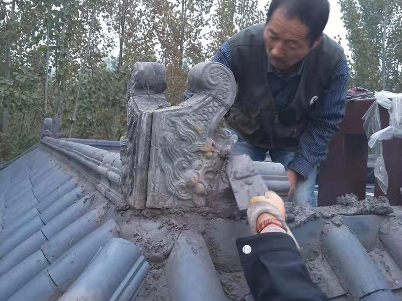 屋頂裝飾瓦安裝：做仿古瓦屋脊一般有三種方法：第一、像作平瓦屋脊一樣，將瓦一片一片地從一個山頭鋪筑到另一個山頭;第二、將瓦片斜成一定的角度并擠緊，有山頭向中間筑脊;第三、先在兩山頭各平放一疊瓦封頭。具體做脊時，一般先在靠近屋脊兩邊的坡屋面上先鋪筑5-6張仰瓦作為分垅的標準，屋脊筑完成后用混合砂漿或紙筋灰將屋脊背及瓦垅的縫堵塞密實、壓緊抹光。