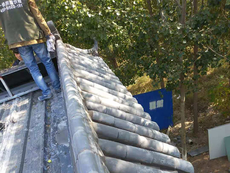 屋頂裝飾瓦安裝：做仿古瓦屋脊一般有三種方法：第一、像作平瓦屋脊一樣，將瓦一片一片地從一個山頭鋪筑到另一個山頭;第二、將瓦片斜成一定的角度并擠緊，有山頭向中間筑脊;第三、先在兩山頭各平放一疊瓦封頭。具體做脊時，一般先在靠近屋脊兩邊的坡屋面上先鋪筑5-6張仰瓦作為分垅的標準，屋脊筑完成后用混合砂漿或紙筋灰將屋脊背及瓦垅的縫堵塞密實、壓緊抹光。