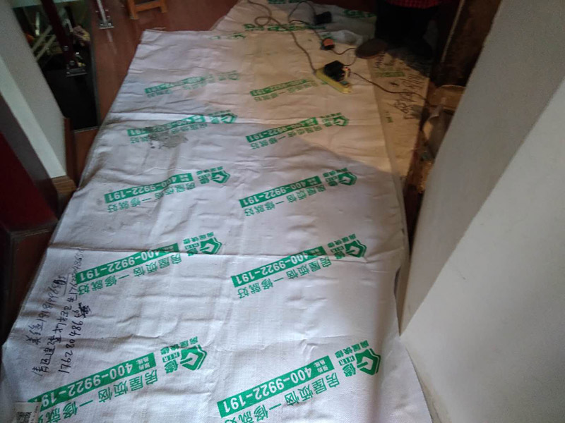 廁所墻面貼瓷磚：廁所貼瓷磚：首先應除去基層表面的污垢，油漬，浮灰;除去基層上所有涂料層，膩子層;如果基層未能達到平整度要求，需對基層進行預先的找平處理；鋪貼瓷磚前需事先找好垂直線，以此為基準鋪貼的瓷磚高低均勻、垂直美觀；應對瓷磚的色彩、紋理、表面平整等進行嚴格的挑選，然后按照圖紙要求預鋪，調制粘結劑；然后將調制好的漿料均勻地抹在瓷磚背面，要求漿料飽滿，瓷磚平整地鋪貼在基層上，使用橡膠錘將瓷磚拍實鋪平；最后瓷磚鋪貼結束后24小時，可進行嵌縫施工，嵌縫后用浸濕的織物清理多余的嵌縫劑，保持瓷磚表面清潔。
