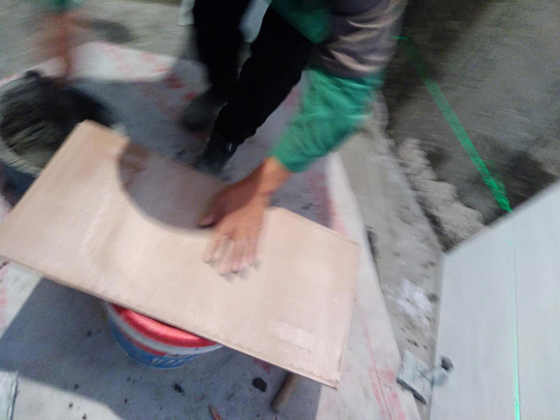 廁所墻面貼瓷磚：廁所貼瓷磚：首先應除去基層表面的污垢，油漬，浮灰;除去基層上所有涂料層，膩子層;如果基層未能達到平整度要求，需對基層進行預先的找平處理；鋪貼瓷磚前需事先找好垂直線，以此為基準鋪貼的瓷磚高低均勻、垂直美觀；應對瓷磚的色彩、紋理、表面平整等進行嚴格的挑選，然后按照圖紙要求預鋪，調制粘結劑；然后將調制好的漿料均勻地抹在瓷磚背面，要求漿料飽滿，瓷磚平整地鋪貼在基層上，使用橡膠錘將瓷磚拍實鋪平；最后瓷磚鋪貼結束后24小時，可進行嵌縫施工，嵌縫后用浸濕的織物清理多余的嵌縫劑，保持瓷磚表面清潔。