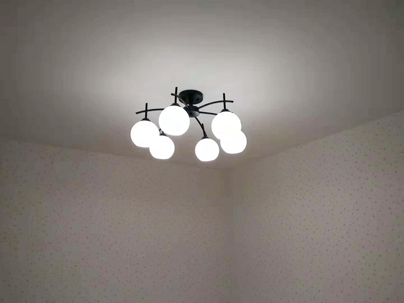 全屋吊燈安裝：1、燈具檢查 檢查燈具安裝附件，查看廠家相關文件和技術是否齊全，燈具外觀是否損壞，是否有變形、金屬脫落、腐蝕等現象。 2. 燈具組裝 將燈具各部分連接成一個整體，燈具螺紋的長度應適當，對于多余的螺紋頭應鍍錫，注意火線與零線的區別，并將線拉直。 3、燈具安裝 燈頭電源線應足夠，然后將剩余的電線切斷，取出線頭，用螺絲將燈頭安裝在接線盒上。 4、通電試運行 安裝完成后，打開電源，檢測是否通電。