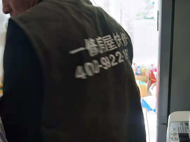衛生間水管安裝：一、衛生間水管安裝的正確順序 衛生間的水管裝置前定要遵從合理步驟，一般首要和師傅參議水路的詳細走向，二是用電錘把卡子固定到墻上，三是開端用專業的熱溶機對管子進行熱熔銜接，四是用試壓泵對整個管線進行打壓測試，五是整理現場。二、衛生間水管的規劃布局 衛生間水管裝置要根據水的走向進行鋪設，一般是橫平豎直，盡可能2條管道不交叉，如果穿插要搭過橋，冷熱水管分隔并保持必定的間隔，沐浴混水閥的左右方位正確且裝在浴缸中心，高度最好在1.8m-2.1m間，還要為熱水器的裝置和洗衣機的進出水口預留方位，做到科學合理的布局。