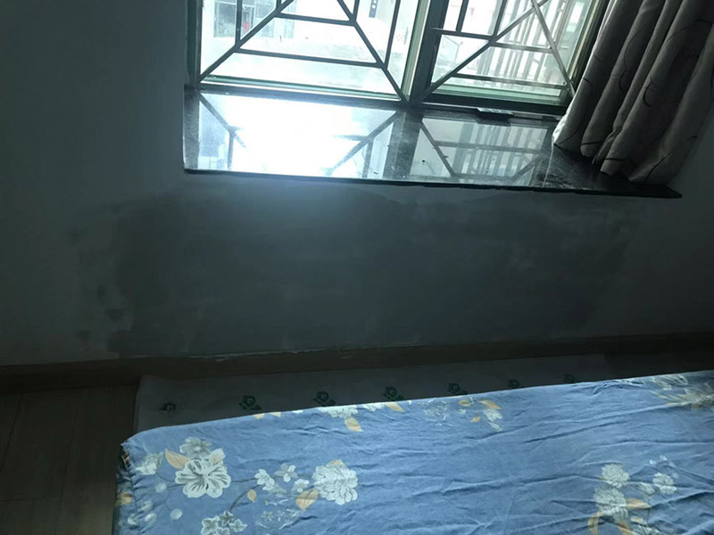 墻面局部補膩子：1、墻面基本干燥，基層含水率不得大于10%。   2、抹灰作業已全部完成，過墻管道、洞口、陰陽角處理完畢，為確保墻面干燥，各種穿墻孔應提前抹灰找平。  3、門、窗、玻璃要提前安裝完畢。 4、地面施工及管道安裝完畢。   5、將墻體空鼓、裂縫修補到位后，再進行膩子施工。裂縫處理方法，用抗裂砂漿將寬100mm的無紡布粘貼在裂縫上，每邊搭接50mm，外面抹抗裂砂漿。  刮膩子時不要污染地面，門窗、玻璃等以完成的分部分項工程。刮膩子完成后要妥善保護，不得磕碰污染墻面。 