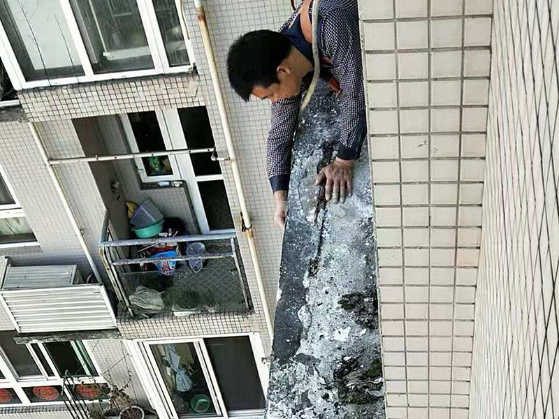 窗戶臺(tái)防水維修：(1)清理窗框周邊，查找滲漏縫隙，分析滲漏原因; (2)對(duì)于墻體內(nèi)部存在空穴的部位，根據(jù)具體情況考慮化學(xué)灌漿或填充其它彈性防水材料; (3)清理縫隙表面，其表面不應(yīng)有油污，浮塵等隔離物; (4)在窗框周邊縫隙內(nèi)嵌填彈性密封材料; (5)試水檢驗(yàn)防水效果。 主要是在窗戶的外面做防水處理，一般是墻面上批刮耐水膩?zhàn)印⑺⒎浪苛稀．?dāng)然，如果事先做一下基礎(chǔ)防水的話，那么防水的效果會(huì)更好了。