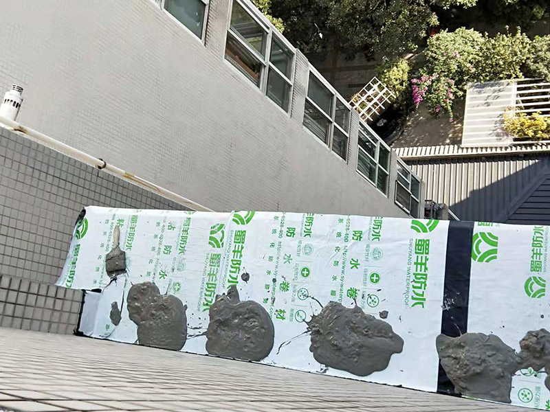 窗戶臺(tái)防水維修：(1)清理窗框周邊，查找滲漏縫隙，分析滲漏原因; (2)對(duì)于墻體內(nèi)部存在空穴的部位，根據(jù)具體情況考慮化學(xué)灌漿或填充其它彈性防水材料; (3)清理縫隙表面，其表面不應(yīng)有油污，浮塵等隔離物; (4)在窗框周邊縫隙內(nèi)嵌填彈性密封材料; (5)試水檢驗(yàn)防水效果。 主要是在窗戶的外面做防水處理，一般是墻面上批刮耐水膩?zhàn)印⑺⒎浪苛稀．?dāng)然，如果事先做一下基礎(chǔ)防水的話，那么防水的效果會(huì)更好了。