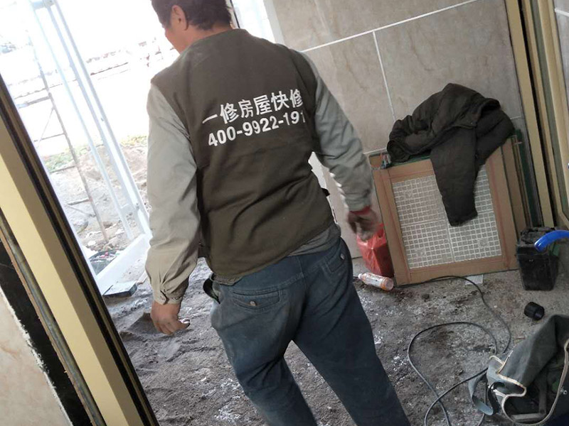 公廁貼磚維修：基層處理：應(yīng)全部清理墻面上的各類污物，打掃干凈現(xiàn)場，特別是腳落里。 批墻、墻面找平：用泥刀先批墻，后用水泥漿找平。這個工序很重要，確保底子平，防止貼后空鼓。 刷防水涂料：墻面要刷防水涂料，防止貼后浸水，一般高度不低于1.8米，刷的時候會稍高一些。 找水平基準(zhǔn)線：根據(jù)設(shè)計鋪貼圖樣的要求，確定排磚方案，用墨斗彈線，以減少施工損耗。 粘結(jié)劑上墻：把剛剛攪拌好的粘結(jié)劑漿料均勻的刮到墻上。 瓷磚上墻將經(jīng)過預(yù)先清潔的瓷磚平整地鋪貼在粘結(jié)劑漿料基層上，使用橡膠錘將瓷磚拍實鋪平。施工過程中，可小幅度轉(zhuǎn)動瓷磚，使?jié){料與瓷磚背面充分接觸。專家建議在鋪貼時，隨機取下已鋪貼于基層上的瓷磚作檢查。確保漿料與瓷磚背面的充分接觸。 留縫大小調(diào)整根據(jù)瓷磚的尺寸，在磚與磚之間預(yù)留相應(yīng)尺寸的縫隙留待嵌縫。可用牙簽等先固定，粘結(jié)劑具有一定的可調(diào)整性，可對留縫的大小進行調(diào)整。