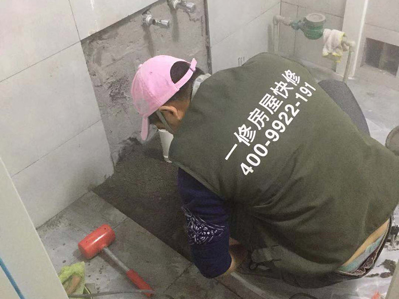 馬桶地面貼磚：干鋪法是將沙子和水泥按照3：1的比例混合后兌少量的水，使水泥和沙子混合到可以用手攥成團的黏稠度。將混合好的沙子水泥鋪在地面上，用一個平板把表面摸平。在瓷磚背面抹上黏稠度非常高的水泥，把瓷磚放到地面上，用橡皮錘敲實就完成了,主要用于地面瓷磚的鋪裝。 濕鋪法，是將沙子和水泥按照2：1的比例混合后兌水和好，水的量要多一些，使沙子和水泥的黏稠度高一些。然后涂抹到用水浸泡好的瓷磚背面貼到墻面上。濕鋪發主要應用與墻面。