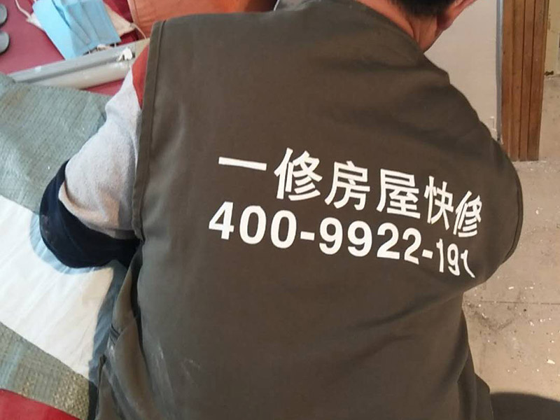 局部墻面補(bǔ)膩?zhàn)樱汗文佔(zhàn)訉Σ煌膲w有著不同的要求，像比較常見的混凝土的墻面，會出現(xiàn)一些氣孔與鼓起的現(xiàn)象，所以就要先把墻面修平整掉，磨平凸起處，填補(bǔ)凹陷處。 基層做好處理后，墻面還是會有一些凹陷的地方，這個(gè)時(shí)候就可以用石膏膩?zhàn)觼硌a(bǔ)平。將石膏膩?zhàn)訅簩?shí)凹陷處，橫抹豎起的地方再重新刮一遍，這樣來確保墻面的平整。 墻面上可能會有油污等這些東西，所以需要涂刷一下火堿水溶液，不過在涂刷時(shí)一定要注意，一邊涂刷一邊就要拿清水清洗墻面，這樣不僅可以加快一點(diǎn)速度，而且效果也好。 刮膩?zhàn)又埃瑖娝⒁槐檎辰Y(jié)劑，就可以開始刮膩?zhàn)恿恕Ｔ诠文佔(zhàn)拥臅r(shí)候注意，避免留下浮膩?zhàn)右约肮魏郏乐鼓佔(zhàn)由险瓷匣覊m、砂礫等雜物，然后按照規(guī)范刮就可以了。 第一遍膩?zhàn)庸瓮旰螅屑?xì)檢查看看墻面還有沒有問題，等到膩?zhàn)油晖耆赏钢螅眉?xì)砂紙仔細(xì)地打磨一遍，如果還是有凹陷的情況，那么就用膩?zhàn)釉僖淮芜M(jìn)行修補(bǔ)找平。