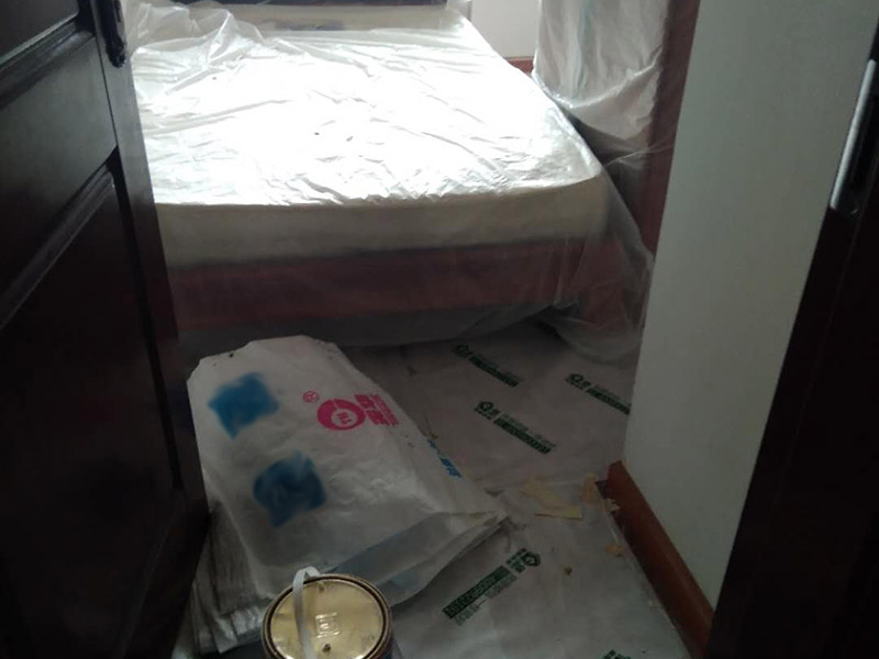 家具拆除，墻面補石膏：1、壓力灌漿法：空氣壓縮機將粘合劑灌人磚墻裂縫內，將開裂的墻重新粘合在一起。  2、外力修補法：將原有的縫隙打開，用彈性膩子修補，或者是使用的確良布整粘。  3、到市場上購買一些油漆專用的亞麻布，將亞麻布用白膠貼至墻體，然后待干透后涂上水泥漆，這樣的話，可以保證墻體不再有裂縫，也可以起到堅固墻體的作用。  4、將墻體表面的保溫板去掉，或者是把墻體表面的水泥去掉，在外面安裝一層石膏板最后在上面做乳膠漆。但此種方法工程耗量大，也有一定的難度。  5、大面積的裂縫，將開裂的墻面基底做出一個“U”形狀，對基底進行修補，最后掛上鋼絲網就可以了。