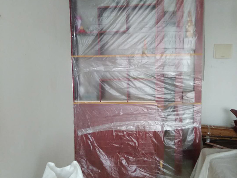 家具拆除，墻面補石膏：1、壓力灌漿法：空氣壓縮機將粘合劑灌人磚墻裂縫內，將開裂的墻重新粘合在一起。  2、外力修補法：將原有的縫隙打開，用彈性膩子修補，或者是使用的確良布整粘。  3、到市場上購買一些油漆專用的亞麻布，將亞麻布用白膠貼至墻體，然后待干透后涂上水泥漆，這樣的話，可以保證墻體不再有裂縫，也可以起到堅固墻體的作用。  4、將墻體表面的保溫板去掉，或者是把墻體表面的水泥去掉，在外面安裝一層石膏板最后在上面做乳膠漆。但此種方法工程耗量大，也有一定的難度。  5、大面積的裂縫，將開裂的墻面基底做出一個“U”形狀，對基底進行修補，最后掛上鋼絲網就可以了。