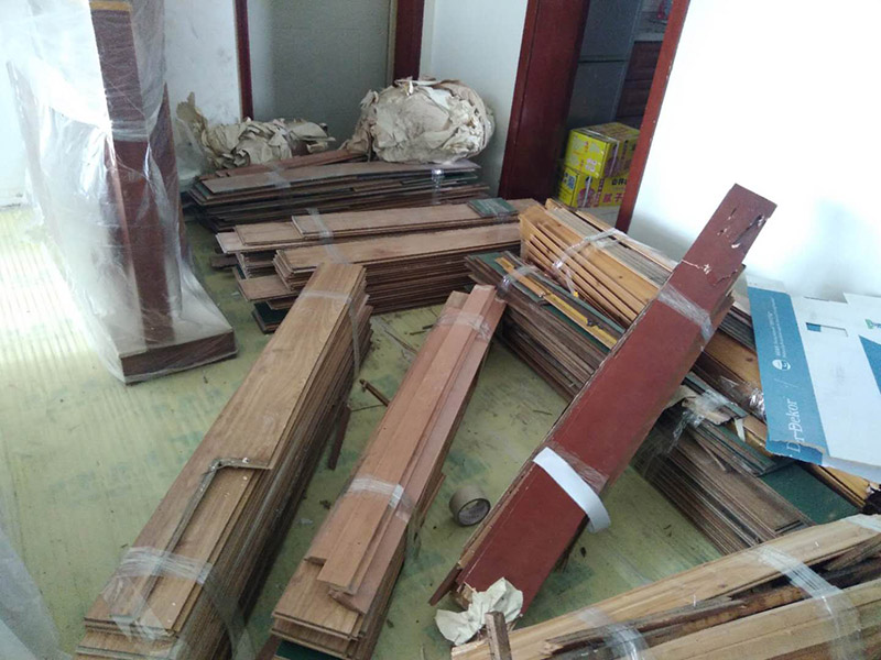 家具拆除，墻面補石膏：1、壓力灌漿法：空氣壓縮機將粘合劑灌人磚墻裂縫內，將開裂的墻重新粘合在一起。  2、外力修補法：將原有的縫隙打開，用彈性膩子修補，或者是使用的確良布整粘。  3、到市場上購買一些油漆專用的亞麻布，將亞麻布用白膠貼至墻體，然后待干透后涂上水泥漆，這樣的話，可以保證墻體不再有裂縫，也可以起到堅固墻體的作用。  4、將墻體表面的保溫板去掉，或者是把墻體表面的水泥去掉，在外面安裝一層石膏板最后在上面做乳膠漆。但此種方法工程耗量大，也有一定的難度。  5、大面積的裂縫，將開裂的墻面基底做出一個“U”形狀，對基底進行修補，最后掛上鋼絲網就可以了。