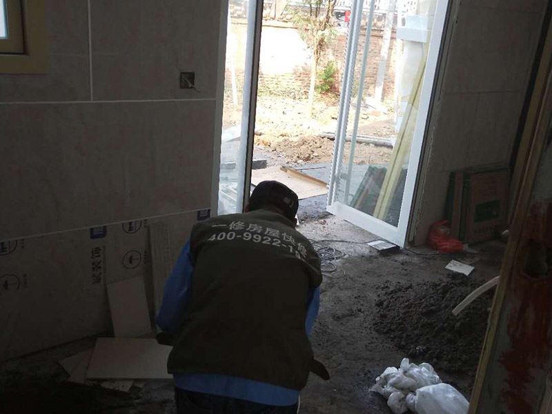 地面貼磚：1、地板磚鋪貼之基層處理 在進行地面鋪設瓷磚前，首選需要將地面清理干凈，保持地面的平整和干凈，因此，我們需要對地面進行找平處理，保證地板磚鋪貼基層的平整，然后需要將地面的雜物和灰塵清理干凈，地面不能有凹凸不平的地方，有的話需要將其填平。 2、 地板磚鋪貼之彈線 地磚在鋪貼之前需要設好彈線，彈線的主要作用就是對于地板磚鋪貼的區域進行規劃，在貼瓷磚之前，需要在四周的墻面彈出標高控制線，保證瓷磚與鋪貼的高度一致。 3、 地板磚鋪貼之預鋪 在瓷磚進行預鋪之前，需按照裝修風格和用戶喜好選擇合適的瓷磚磚，同時按照設計選擇合適的地板磚的款式、顏色等，選擇沒有缺陷的地板磚進行預鋪，在預鋪的時候需要對地板磚的組合、顏色、尺寸進行調整，以達到最佳組合效果。 4 浸水處理 在貼瓷磚時候需要注意對瓷磚進行浸水處理，確保瓷磚背面濕潤，正面干燥，然后按照瓷磚磚鋪貼要求調和水泥比例，在鋪貼的時候可以用橡皮錘敲擊瓷磚表面，幫助達到平整要求。 5、地板磚鋪貼之勾縫 在不同區域內鋪貼的瓷磚，它的勾縫時間也不想聽，通常情況在瓷磚鋪貼完成之后24小時內進行清理勾縫，在將地板磚縫隙之間的雜質清理干凈之后，在用專業的填縫劑進行勾縫處理。 6 地板磚鋪貼之清理 在地板磚鋪貼的時候就，我們就要一邊鋪貼一邊清理，而在鋪貼完成之后需要用棉紗等對地面瓷磚進行整體的清理。