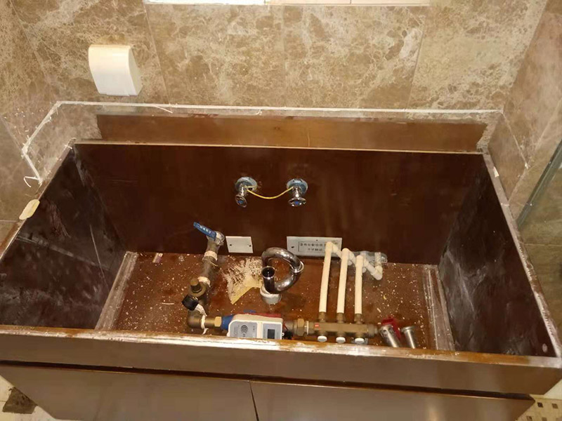 浴室柜拆除維修：（1）確認好浴室柜的安裝位置：在鋪地磚和墻磚前，就要確認好浴室柜的安裝位置，由于安裝浴室柜是要在墻上打孔的，還需要進水孔和排水孔的，一旦安裝后一般不能移動位置的，所以確認好浴室柜的安裝位置是安裝前的必備條件。（2）購買浴室柜時要根據安裝位置確認浴室柜的形狀和大?。涸∈夜竦奈恢么_定后，只能根據安裝位置來定浴室柜的形狀和大小。（3）認準水管的管線圖和電線的線路圖：安裝時要在墻上用沖氣鉆打孔，所以安裝前確認管線圖和線路圖至關重要，如果打破水管或電線線路圖就要撬開部分墻磚，造成不必要的損失。