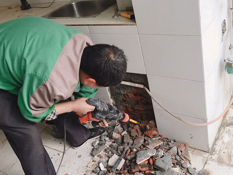 墻體局部打孔拆除：沖擊鉆或是電錘 沖擊鉆依靠旋轉和沖擊來工作。單一的沖擊是非常輕微的，但每分鐘 40000多次的沖擊頻率可產生連續(xù)的力。可用于天然的石頭或混凝土。 附有氣動錘擊機構的一種帶安全離合器的電動式旋轉錘鉆。電錘是利用活塞運動，壓縮氣體沖擊鉆頭，不需要手使多大的力氣，可以在混凝土、磚、石頭等硬性材料上開6--100mm的孔。