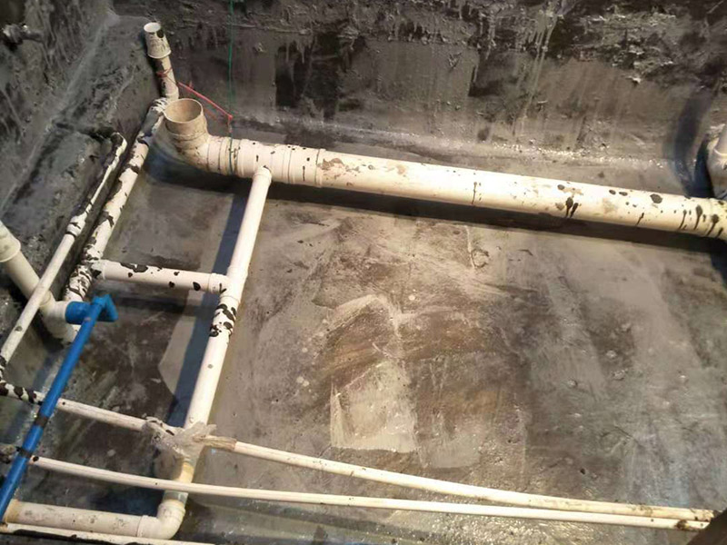 衛(wèi)生間防水：基層處理，基層墻面有空隙、裂縫、不平等缺陷的，用水泥砂漿修補(bǔ)抹平，然后進(jìn)行防水層施工，將已攪拌好的防水涂料用毛刷均勻刷涂在已涂好底膠的基層表面上，厚度要均勻一致，防水施工完畢后，進(jìn)行蓄水試驗(yàn)，經(jīng)過24小時(shí)以上無滲漏視為合格。