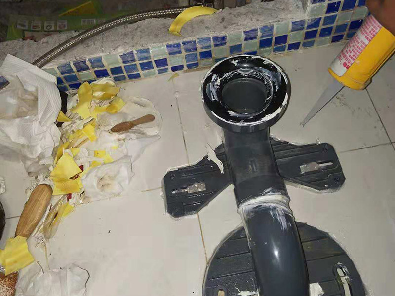 修馬桶案例： 首先打開馬桶的水箱，看水箱在滿水時內部的水瓢是處于什么水平線上。假如內部的水都滿了，水箱還在進水，定漏水出來。用水去把水瓢的卡位上下拉動下，觀看水瓢的活絡程度，假如不順，或很難移動，那么也就是水瓢出現毛病。記得把水瓢的方位按下一點，別太高了。能夠把水瓢的那個設備拆下來，清洗干凈，假如不明白拆，就直接在水箱那里放干水，用洗潔精，洗衣粉清洗一次試試。假如這樣能夠就持續運用，假如不可就要換了。查看水箱外面，接水箱的那個方位的不銹鋼軟管的接口，看看是否是沒擰緊還是內部的膠墊老化導致漏水。假如是內部設備沒事，那么還需要查看馬桶的水箱是否有呈現碰擊導致開裂的問題，假如有外力的效果，這個水箱也有可能呈現漏水的問題。