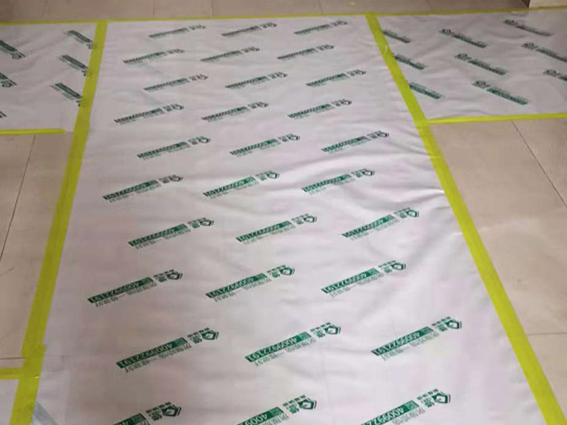 整體裝修翻新：首先要準備工具裝修前，明確裝修過程涉及的面積。測量的內容主要包括：明確裝修過程涉及的面積。特別是貼磚面積、墻面漆面積、壁紙面積、地板面積；明確主要墻面尺寸。特別是以后需要設計擺放家具的墻面尺寸。然后主體拆改是最先上的一個項目，主要包括拆墻、砌墻、鏟墻皮、拆暖氣、換塑鋼窗等等。拆改完的垃圾，要及時清理出去，保證室內的清潔，也是為了方便施工。水電改造前，櫥柜設計師應上門進行第一次測量，幫你確定好電源、水路的改造方案。熱水器，也最好派人來根據你所確定的型號，設計好電源、接口的位置。