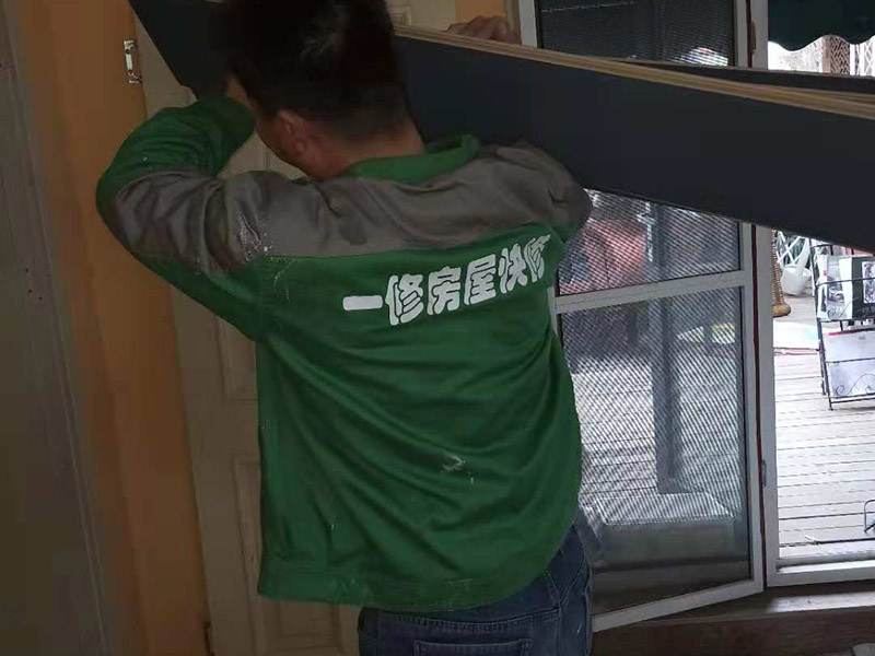 地板拆除維修：地板在日常生活中的磨損最大，二手房的地板一般要做全面拆除，對于外觀質量優異，材質名貴的實木地板也可以保留下來。而復合木地板造價低廉，可以全部拆除。 復合木地板拆除工藝比較簡單，清除房間的家具后，使用平口螺絲刀將踢腳線撬開，再沿著踢腳線邊緣將墻角的地板撬開并拆除，這塊地板可能會破損，但是其他地板就可以完整拆除了，帶有鎖扣結構的復合木地板要順應地板的長邊抽出，這樣會比較輕松。要開窗通風，待地面完全工燥后再鋪設新地板。 實木地板的拆除工藝比較復雜，拆除踢腳線后仍從墻角邊緣開始，使用起釘錘將木地板撬起抽出，由于實木地板安裝在木龍骨上，撬起時會有一定的彈性，施工難度較大，但是不能使用切割機，因為切割機容易破壞地面和固定木龍骨的膨脹螺栓而產生火花。