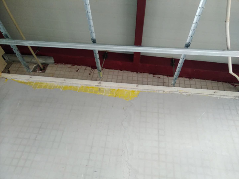 1、固定木條的安裝，在邊角線上平面分別向上量出30㎜的距離，劃好線并用墨斗彈好水平線作為木條的底線； 2、再在水平線的上方約40㎜的地方彈水平線，并用8㎜ -10㎜的鉆頭打孔以便安裝固定木條，孔距為20-30㎜，孔深約50㎜； 3、將木條打入孔內，木條不得露出墻面，并在小木條的正下方劃直線作好孔位標記； 4、用普通鋼釘釘入固定木條內，并將固定木條固定牢固； 5、一般主龍骨的安裝間距為600㎝，但根據圖紙設計在安裝主機有妨礙時，主龍骨間距必須加以調整進行合理分布
