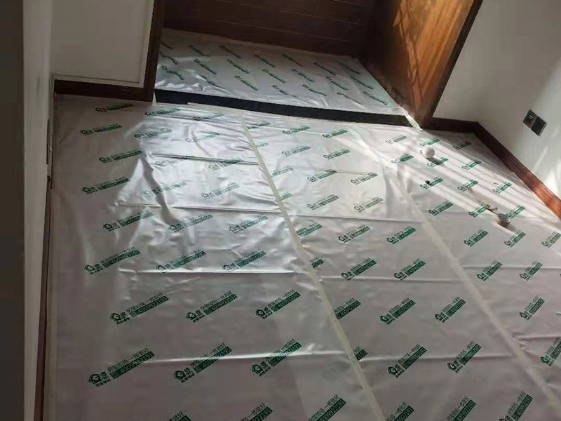 整體家具拆除維修：衣柜：首先，將部分比較簡單直觀的部件進行組裝，比如層板、柜門等。然后進行柜類的安裝，應遵循從上到下，由里及外的順序，將整體的框架安裝固定好，再進行局部的組裝。最后在進部件組裝的過程中，記得用螺絲將銜接處進行固定。 床: 1、一般，床類家具是安裝內架、床杠、床屏以及床尾的順序依次組裝的。 2、了解了床的安裝順序，就可以進行組裝了。首先將升降腳釘進行安裝，接著是床母。 3、其次，在床的排骨架上也需要安裝升降腳。