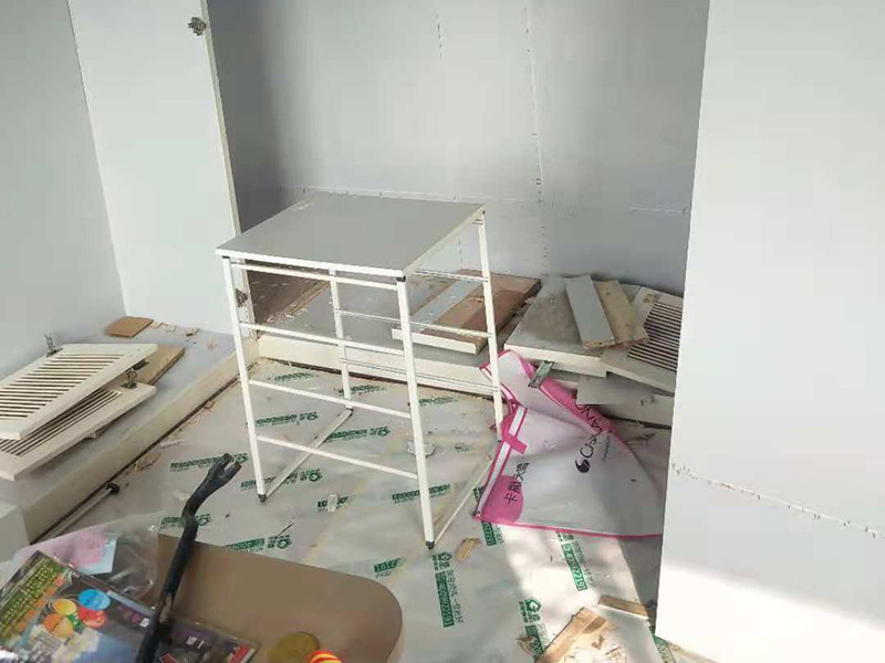 整體家具拆除維修：衣柜：首先，將部分比較簡單直觀的部件進行組裝，比如層板、柜門等。然后進行柜類的安裝，應遵循從上到下，由里及外的順序，將整體的框架安裝固定好，再進行局部的組裝。最后在進部件組裝的過程中，記得用螺絲將銜接處進行固定。 床: 1、一般，床類家具是安裝內架、床杠、床屏以及床尾的順序依次組裝的。 2、了解了床的安裝順序，就可以進行組裝了。首先將升降腳釘進行安裝，接著是床母。 3、其次，在床的排骨架上也需要安裝升降腳。