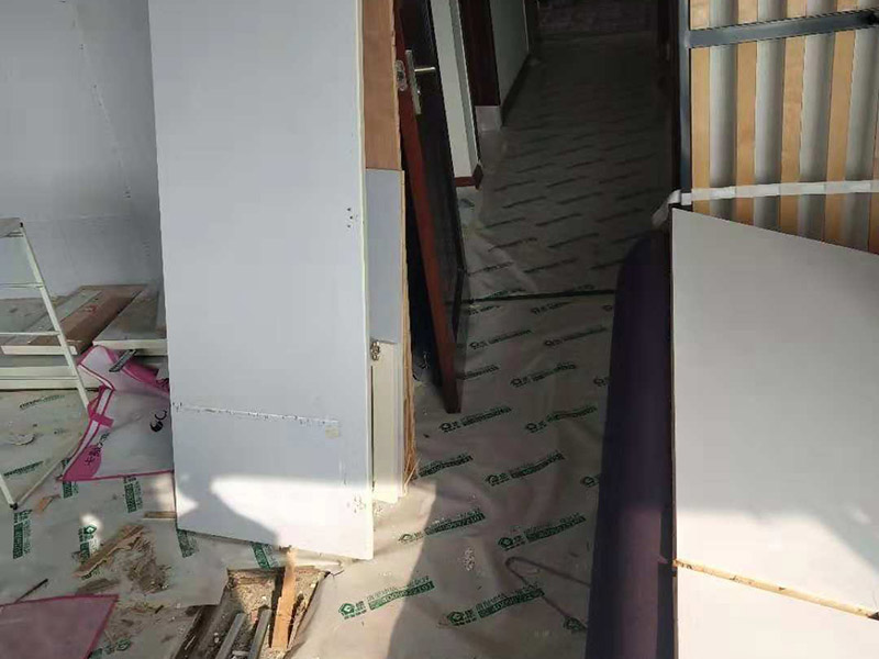 整體家具拆除維修：衣柜：首先，將部分比較簡單直觀的部件進行組裝，比如層板、柜門等。然后進行柜類的安裝，應遵循從上到下，由里及外的順序，將整體的框架安裝固定好，再進行局部的組裝。最后在進部件組裝的過程中，記得用螺絲將銜接處進行固定。 床: 1、一般，床類家具是安裝內架、床杠、床屏以及床尾的順序依次組裝的。 2、了解了床的安裝順序，就可以進行組裝了。首先將升降腳釘進行安裝，接著是床母。 3、其次，在床的排骨架上也需要安裝升降腳。
