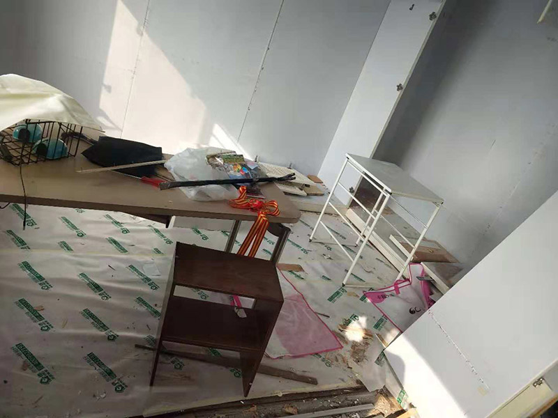 整體家具拆除維修：衣柜：首先，將部分比較簡單直觀的部件進行組裝，比如層板、柜門等。然后進行柜類的安裝，應遵循從上到下，由里及外的順序，將整體的框架安裝固定好，再進行局部的組裝。最后在進部件組裝的過程中，記得用螺絲將銜接處進行固定。 床: 1、一般，床類家具是安裝內架、床杠、床屏以及床尾的順序依次組裝的。 2、了解了床的安裝順序，就可以進行組裝了。首先將升降腳釘進行安裝，接著是床母。 3、其次，在床的排骨架上也需要安裝升降腳。