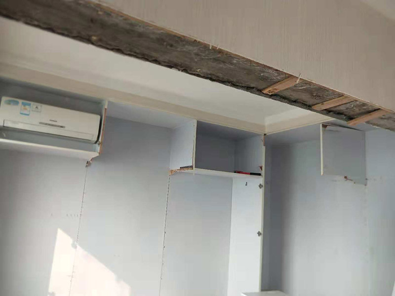 整體家具拆除維修：衣柜：首先，將部分比較簡單直觀的部件進行組裝，比如層板、柜門等。然后進行柜類的安裝，應遵循從上到下，由里及外的順序，將整體的框架安裝固定好，再進行局部的組裝。最后在進部件組裝的過程中，記得用螺絲將銜接處進行固定。 床: 1、一般，床類家具是安裝內架、床杠、床屏以及床尾的順序依次組裝的。 2、了解了床的安裝順序，就可以進行組裝了。首先將升降腳釘進行安裝，接著是床母。 3、其次，在床的排骨架上也需要安裝升降腳。