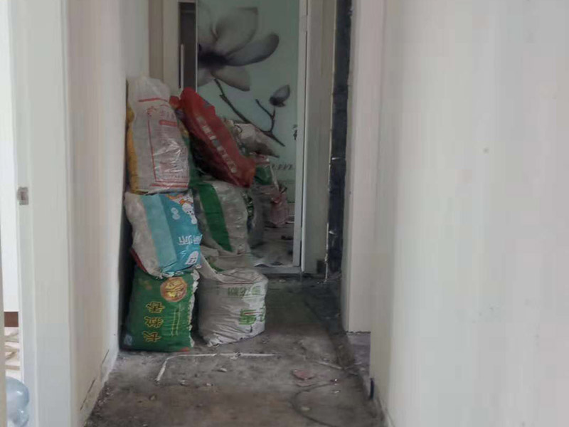 整體裝修拆除：主體拆改就是先改變空間格局框架，然后在搭建好的框架上做水電、吊頂?shù)软椖俊Ｖ饕獌?nèi)容包括拆墻、砌墻、鏟墻皮、拆暖氣、換塑鋼窗等等。如果是二手房進(jìn)行主體拆改，那么還要做水電改造，空調(diào)移機之類的步驟，方便后期墻面涂刷。 1、設(shè)計圖紙。在進(jìn)行拆改之前先要設(shè)計好圖紙，根據(jù)業(yè)主的需求，將空間重新劃分。若是沒有圖紙的指導(dǎo)就直接拆改，萬一拆改錯了，那么就是費工又廢料。 2、原主體材料的留去。原有的裝修材料能用的就留下來，例如墻面處理時原來的膩子是防水膩子，就不用鏟了。 3、墻體拆改。按照裝修圖紙的指示進(jìn)行拆墻、砌新墻。 4、地面拆改要拆掉地皮，墻面裝修要拆掉暖氣，門窗也要更換。 5、清理垃圾。拆除工程會產(chǎn)生大量的垃圾，如不及時清理會耽誤拆除進(jìn)程。